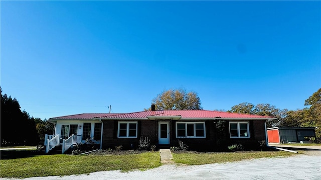 ranch-style house featuring a front yard