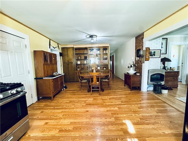 dining space featuring ornamental molding, light hardwood / wood-style floors, and heating unit