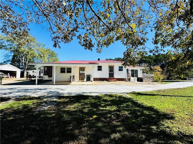 view of front of house featuring a carport and a front lawn