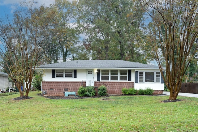 single story home featuring a front lawn