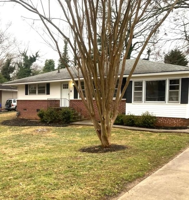 ranch-style home featuring a front lawn