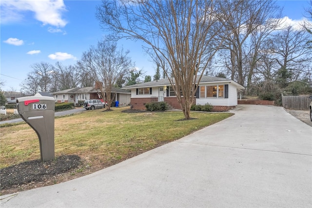 single story home with a front lawn