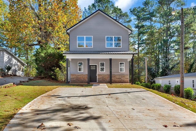 view of front of home featuring a front yard