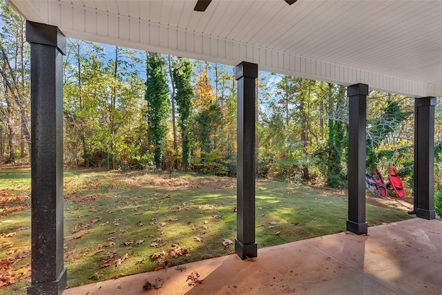 view of yard featuring a patio