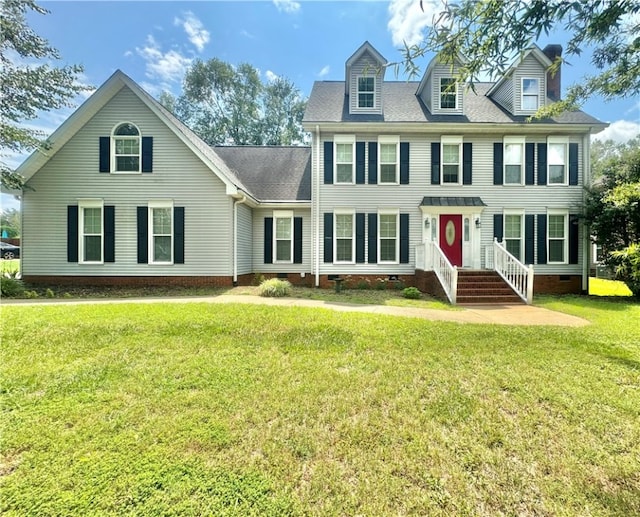 colonial inspired home featuring a front lawn