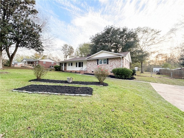 view of front facade with a front yard