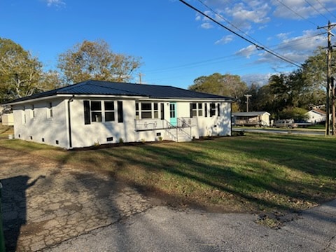 view of front of home with a front yard