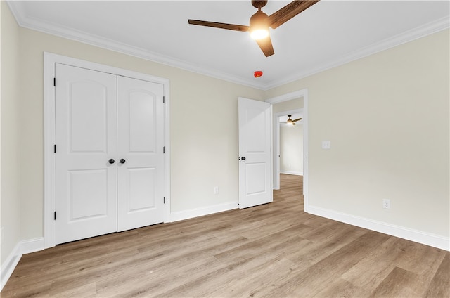 unfurnished bedroom with light wood-type flooring, a closet, ceiling fan, and ornamental molding