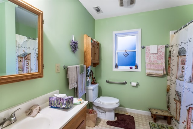 bathroom featuring a shower with curtain, vanity, and toilet