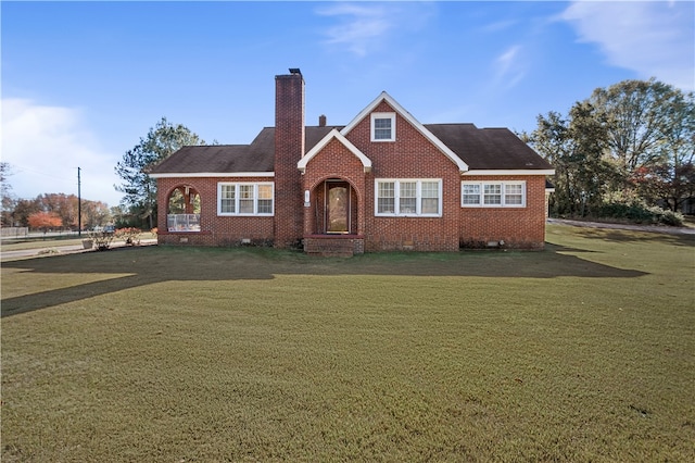 view of front of house featuring a front lawn