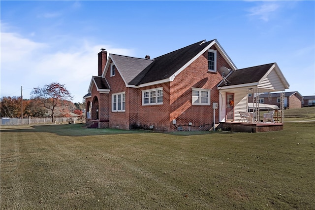 view of side of property featuring a lawn