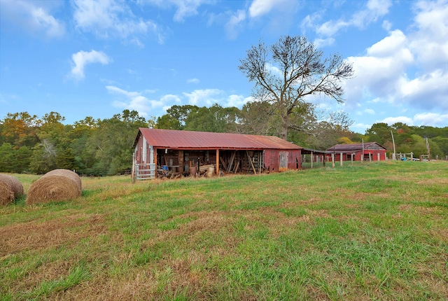 view of front of house featuring an outdoor structure