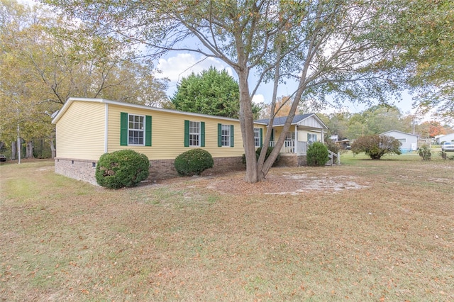 view of front of home with a front lawn