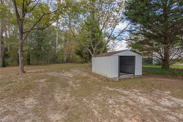 view of yard featuring a shed