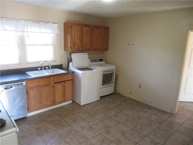 washroom with sink, washer and dryer, and a textured ceiling