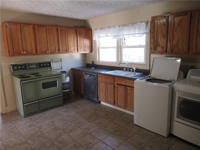 kitchen with electric range, sink, black dishwasher, a textured ceiling, and washer and clothes dryer