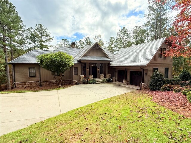 craftsman house featuring a front lawn