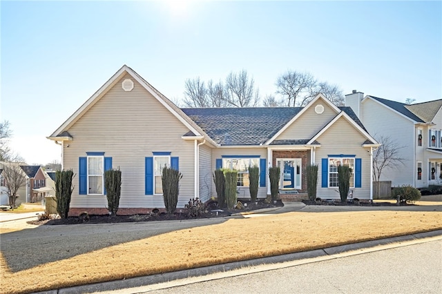 view of front of home featuring a front lawn