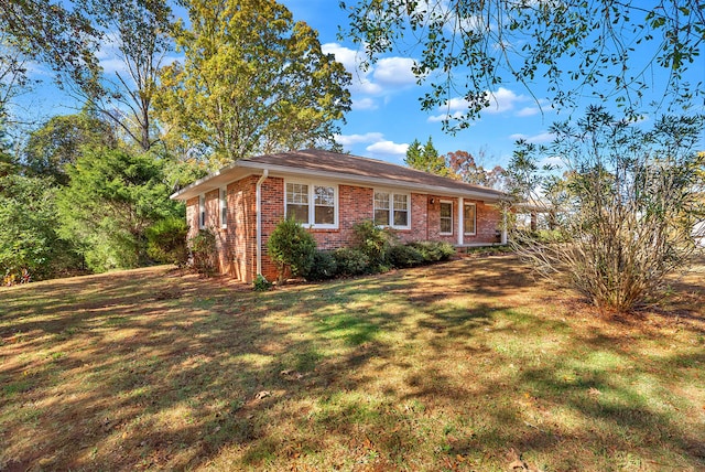 single story home featuring a front lawn