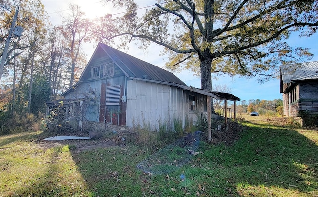 view of outdoor structure with a yard