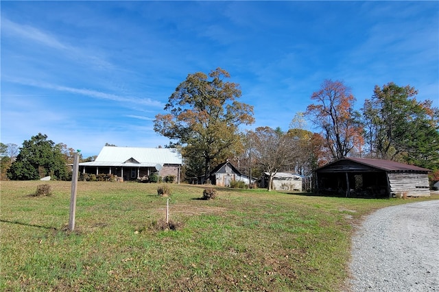 view of yard featuring an outdoor structure