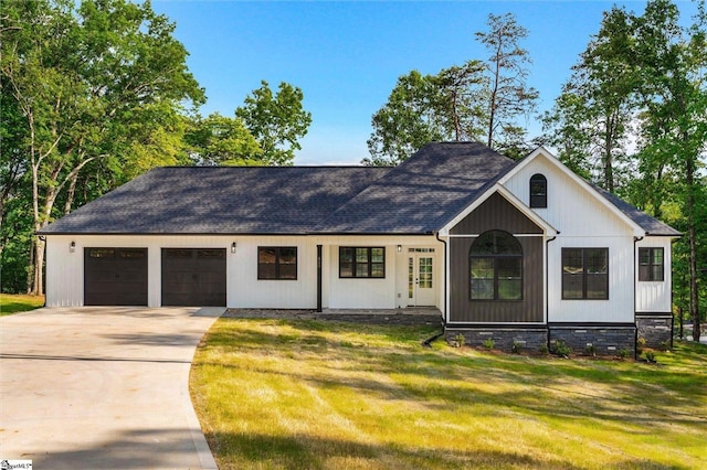 view of front of house featuring a front lawn and a garage