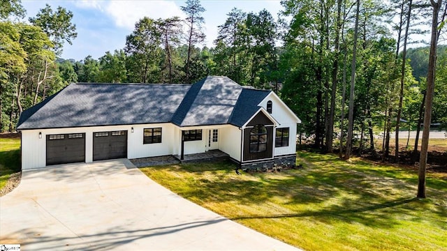 view of front of house featuring a front yard and a garage