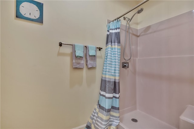 bathroom featuring curtained shower