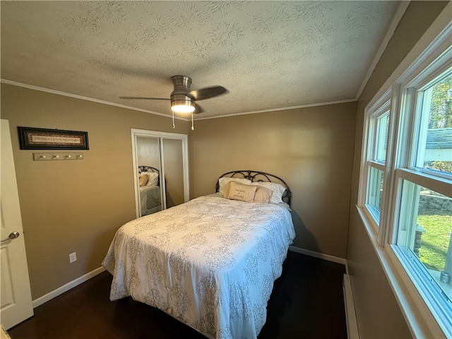 bedroom with ceiling fan, ornamental molding, a textured ceiling, and a closet