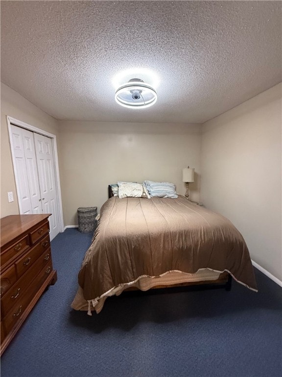 bedroom featuring a textured ceiling and a closet