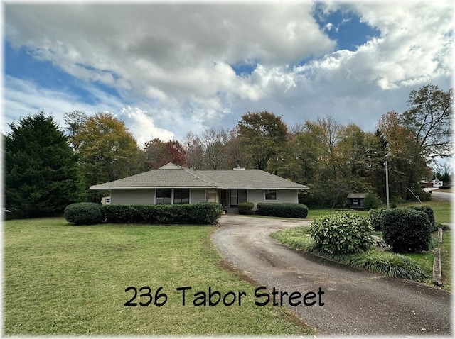 single story home featuring a front lawn