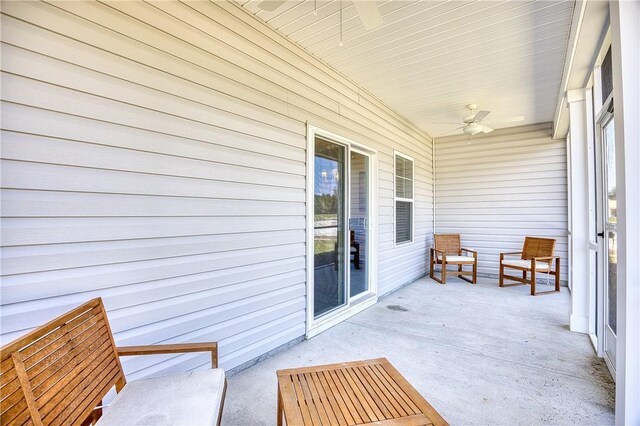 sunroom with ceiling fan