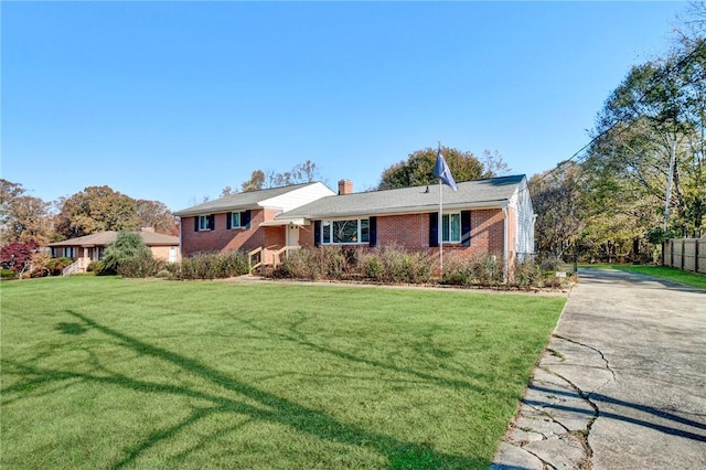 view of front of home featuring a front yard