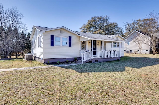 view of front of house featuring covered porch and a front yard