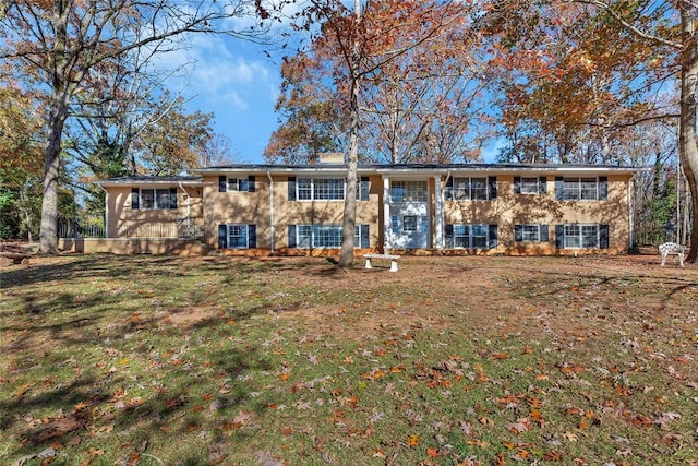 view of front facade featuring a front yard