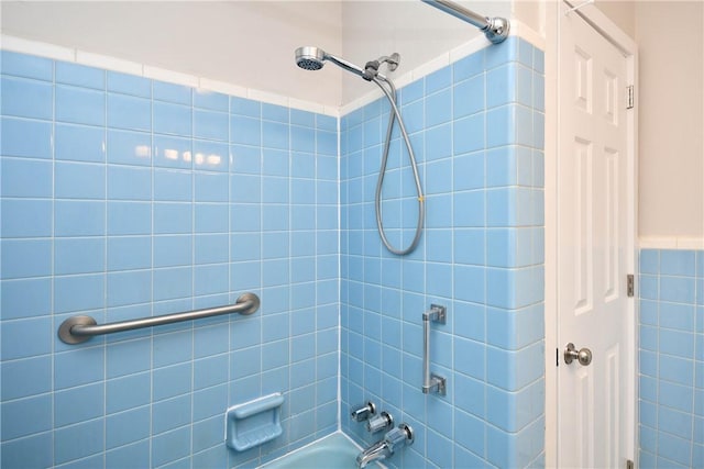 bathroom featuring tiled shower / bath