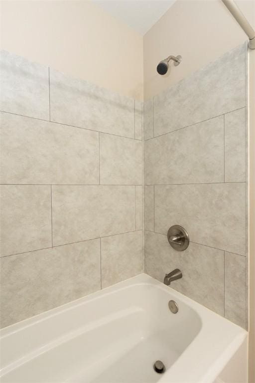 bathroom with tiled shower / bath combo