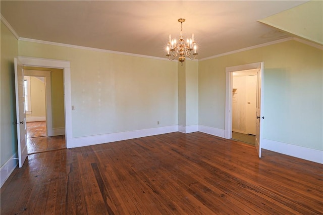 spare room featuring ornamental molding, dark wood-style flooring, baseboards, and an inviting chandelier