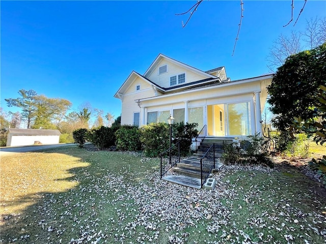 view of front of home with a front lawn