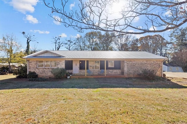 single story home featuring a front yard