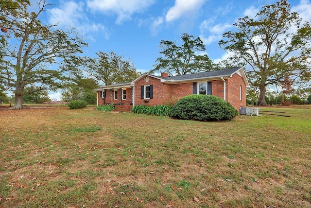 ranch-style home featuring a front lawn