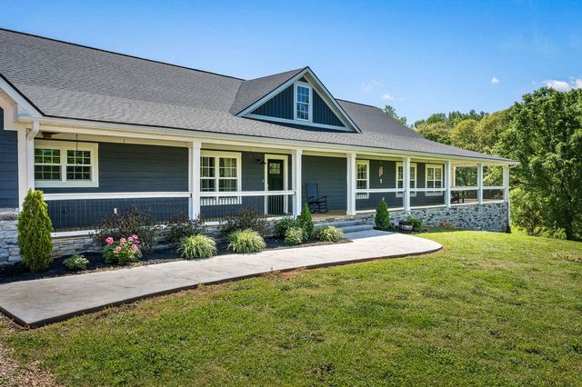 view of front of house featuring a porch and a front lawn