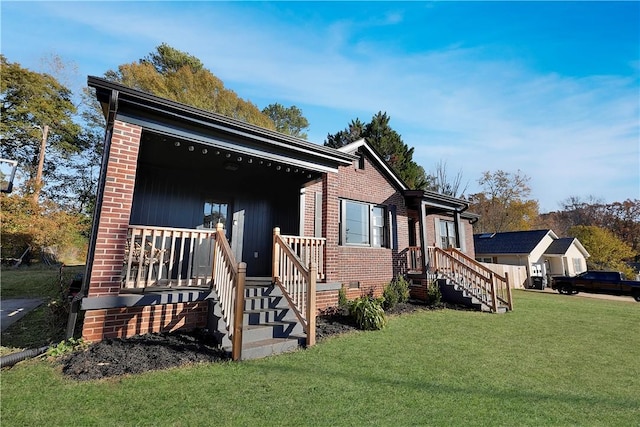 view of front facade with a front yard