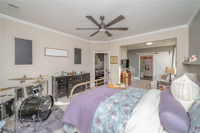 bedroom with ceiling fan, a barn door, and ornamental molding