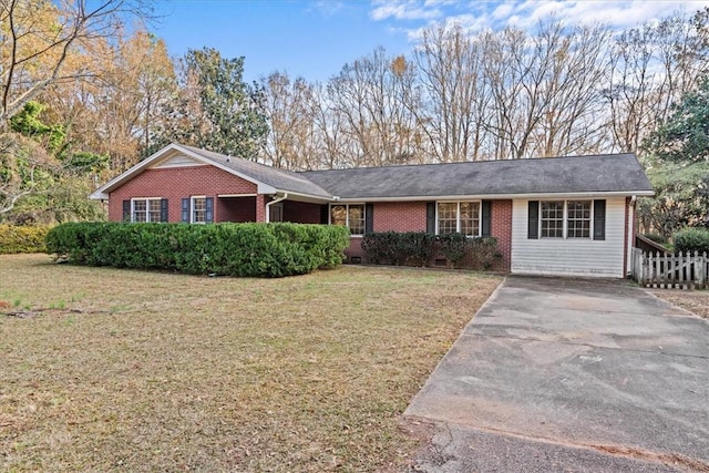 ranch-style house featuring a front lawn