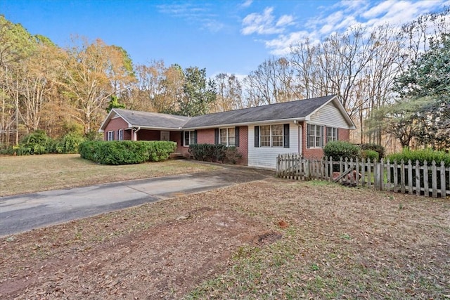 ranch-style house featuring a front lawn