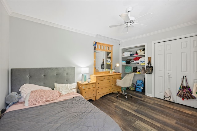 bedroom with ceiling fan, dark hardwood / wood-style flooring, crown molding, and a closet