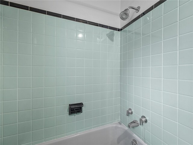 bathroom with tiled shower / bath combo