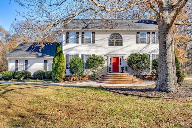 colonial inspired home featuring a front yard