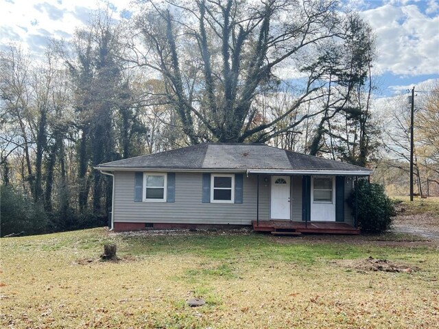 single story home featuring a front lawn